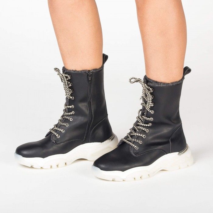 Leyre Black vegan boots